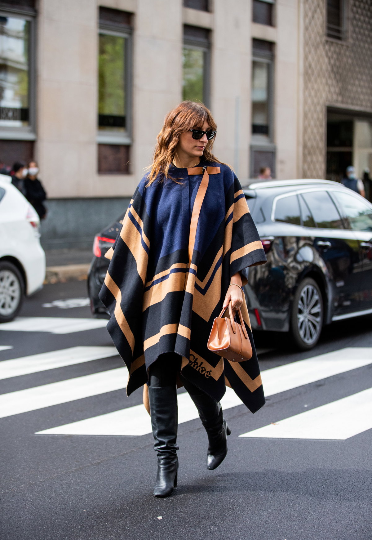 Bloggerin trägt Poncho