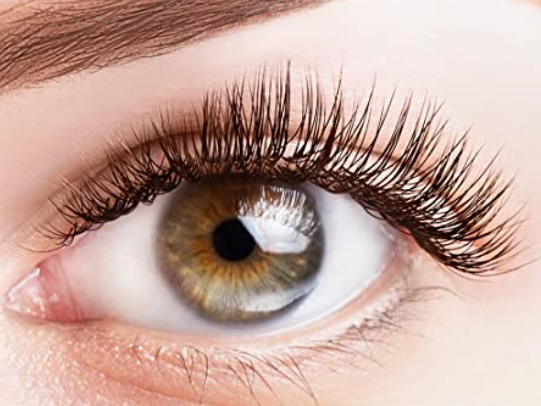 Auge mit langen Wimpern