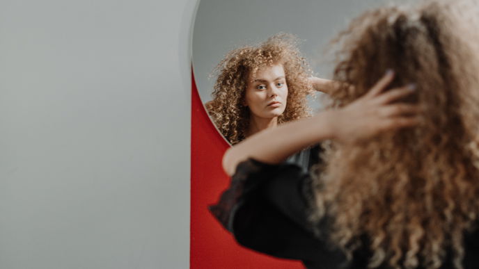 Laut Friseur: Diese Dinge solltet ihr im Lockdown auf keinen Fall mit euren Haaren machen!