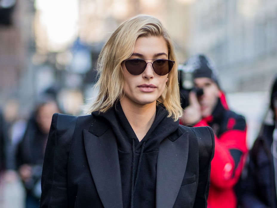Hailey Bieber in schwarzem Blazer