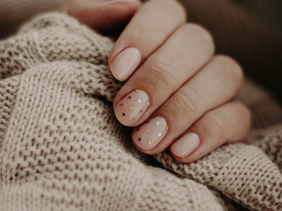 Fingernägel mir rosa Nagellack auf einer Decke