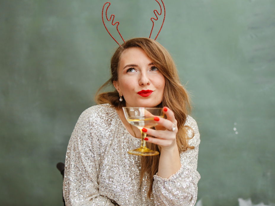 Horoskop Thema: Frau mit Sekt und Hirschgeweih
