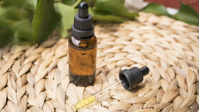 CBD Öl in der Praxis: Anwendung, Wirkung, Dosierung