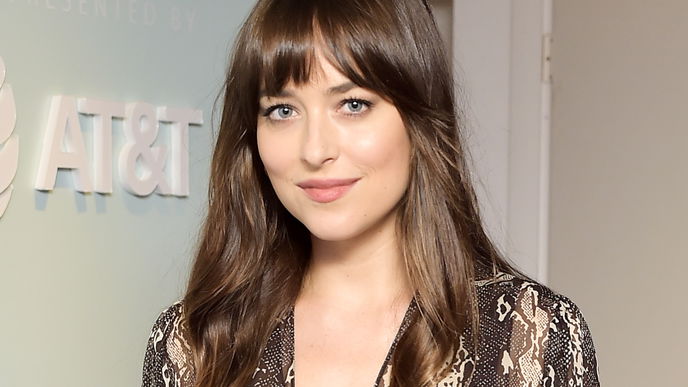 Frisuren-Trend: Dakota Johnson trägt Retro-Frisur aus den 60ern