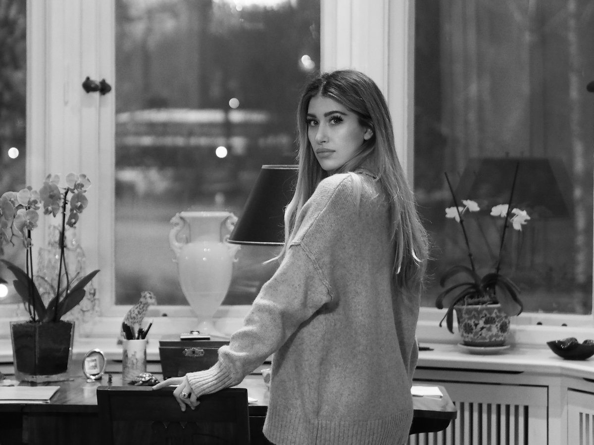 Diana June in ihrem zu Hause
