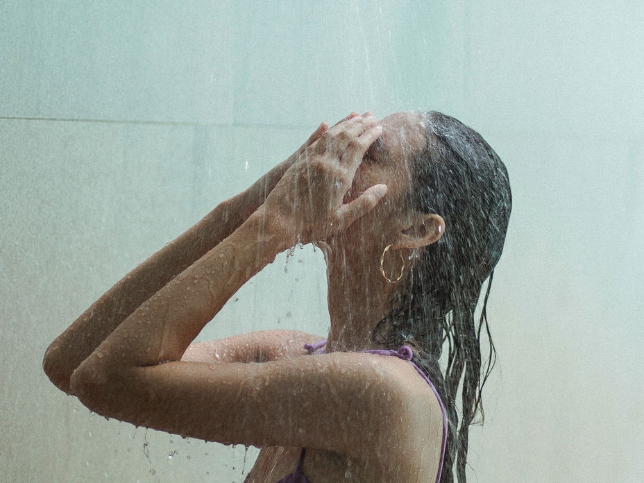 Frau unter der Dusche