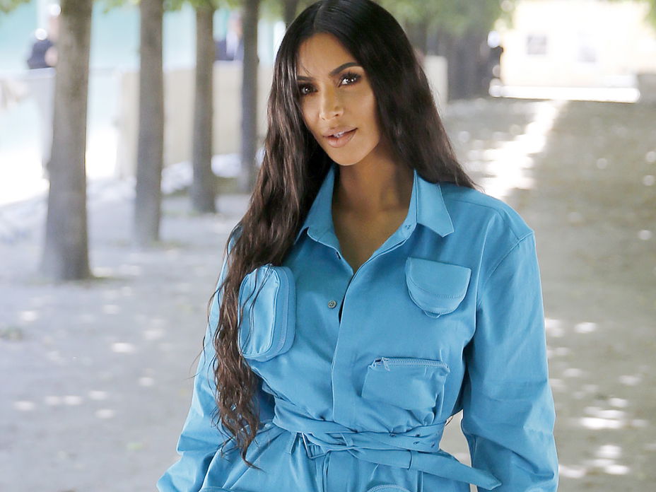 KimKardashian im blauen Kleid