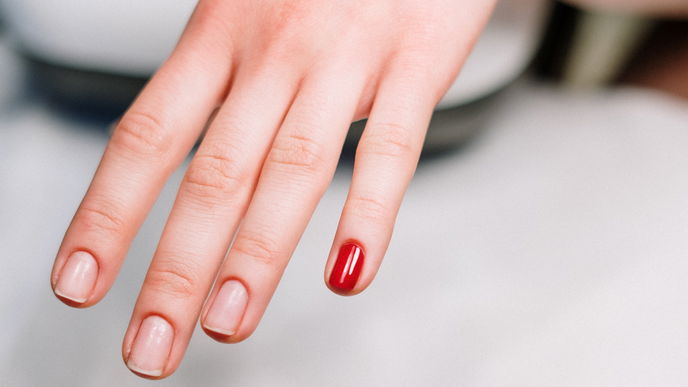 Wie entfernt man Nagellack ohne Nagellack-Entferner?