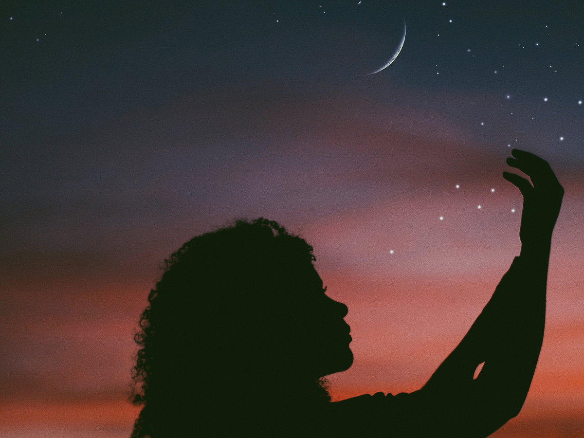 Horoskop Thema: Schatten einer Frau vor einer Mondsichel