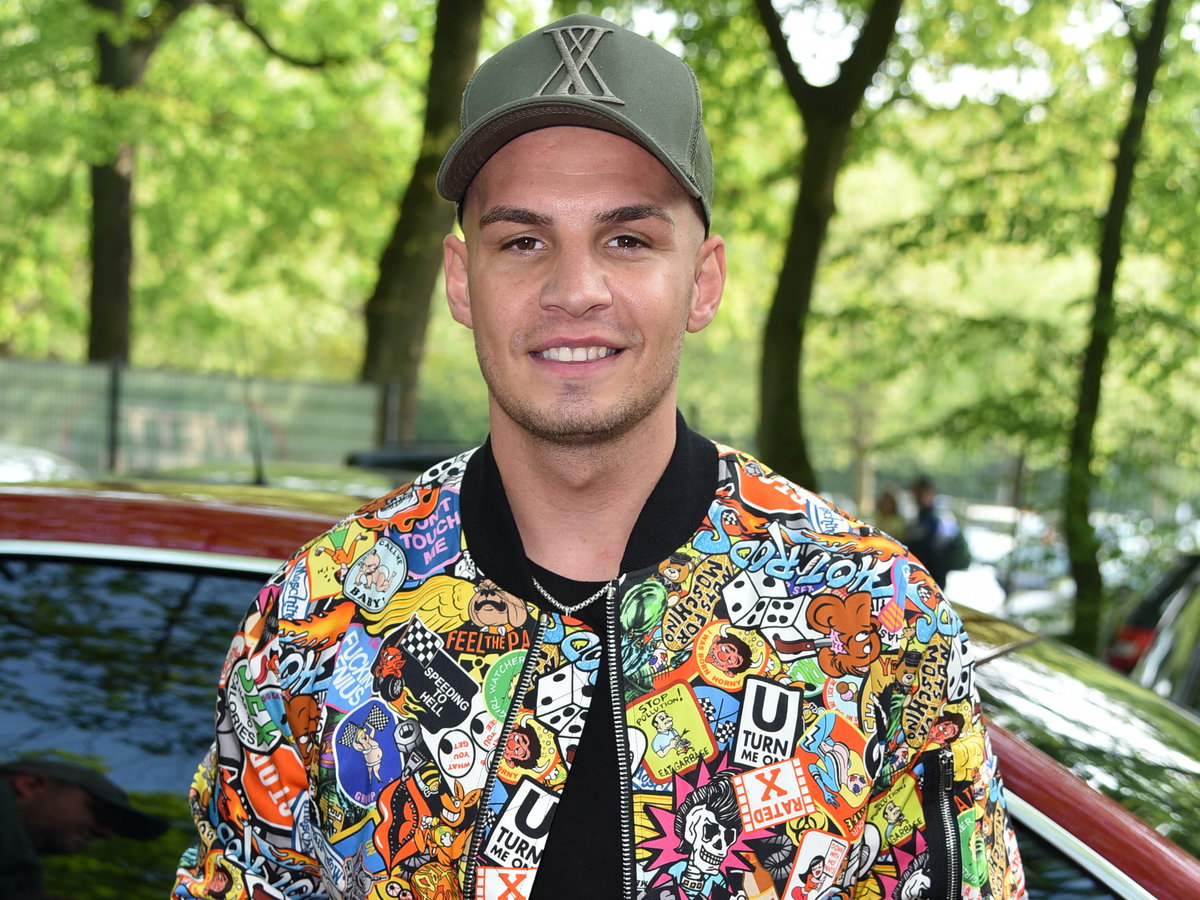 Pietro Lombardi in bunter Jacke mit Cap