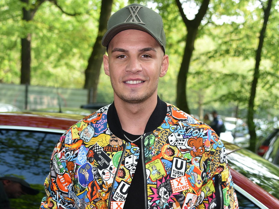 Pietro Lombardi in bunter Jacke mit Cap