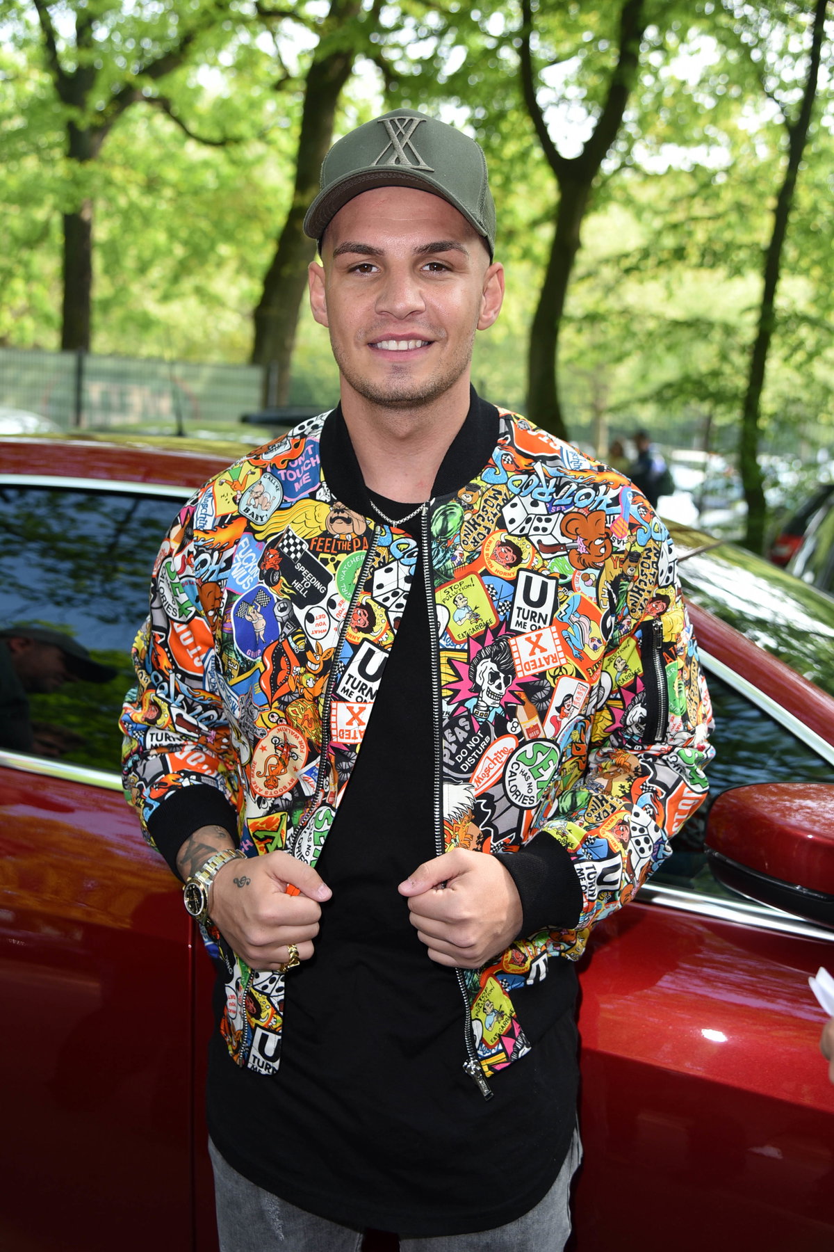 Pietro Lombardi in bunter Jacke mit Cap