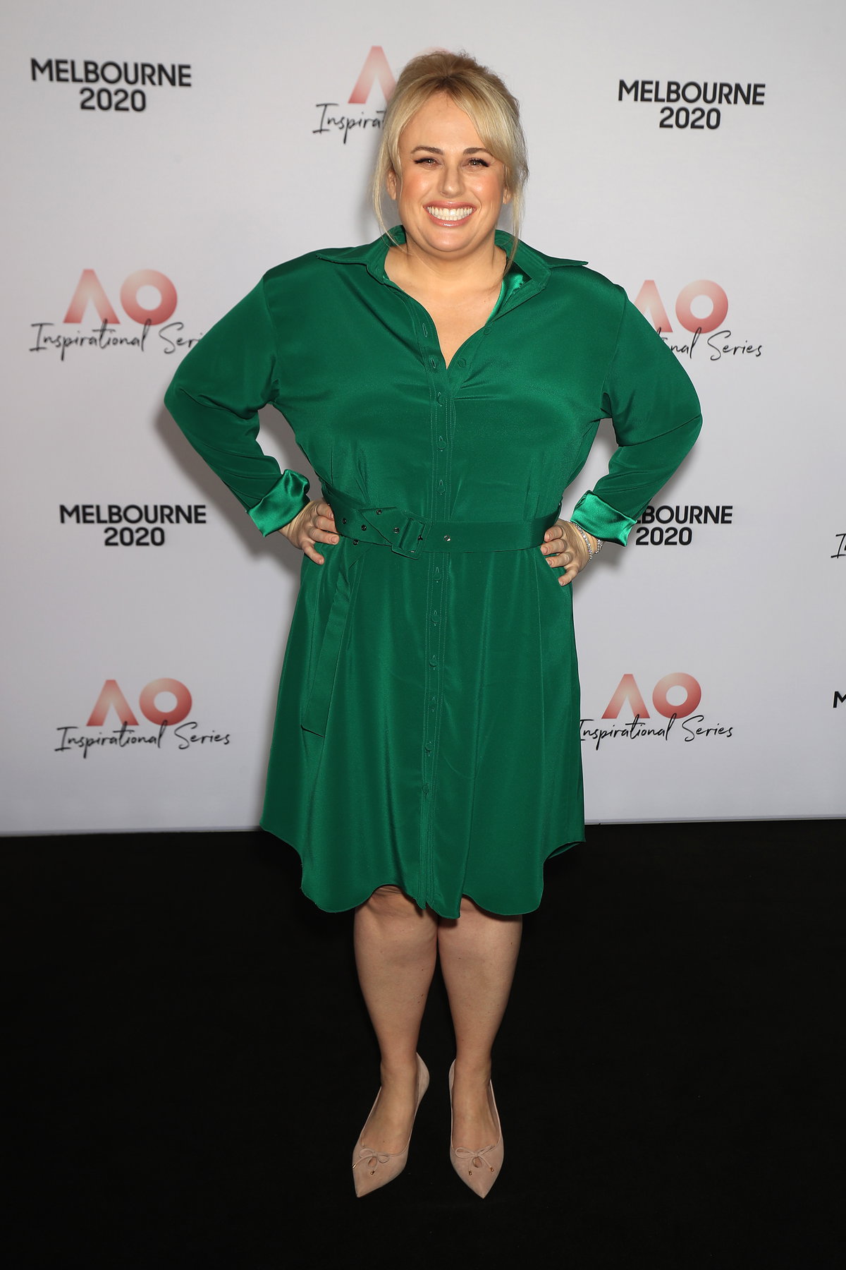 Rebel Wilson im grünen Kleid, lacht