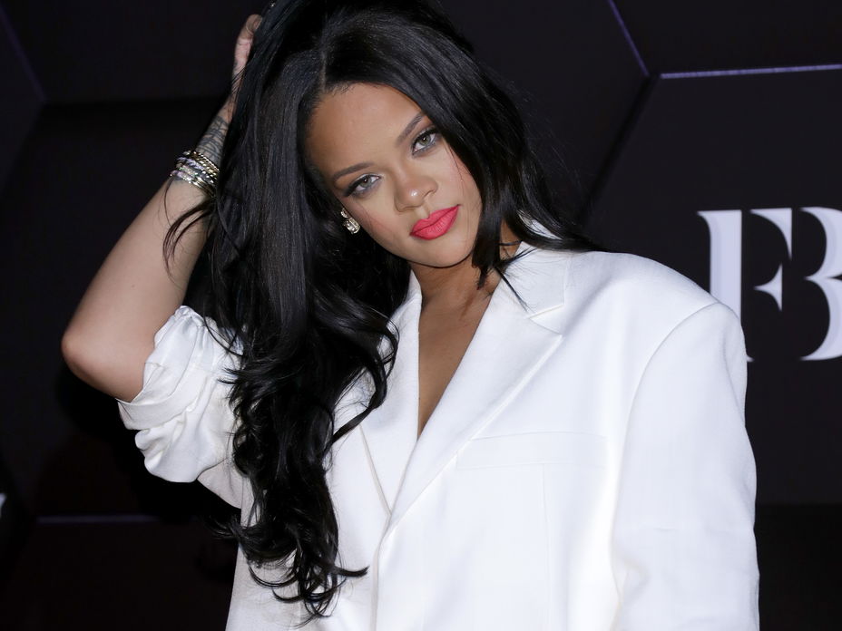 Rihanna mit roten Lippenstift in weißen Blazer-Anzug