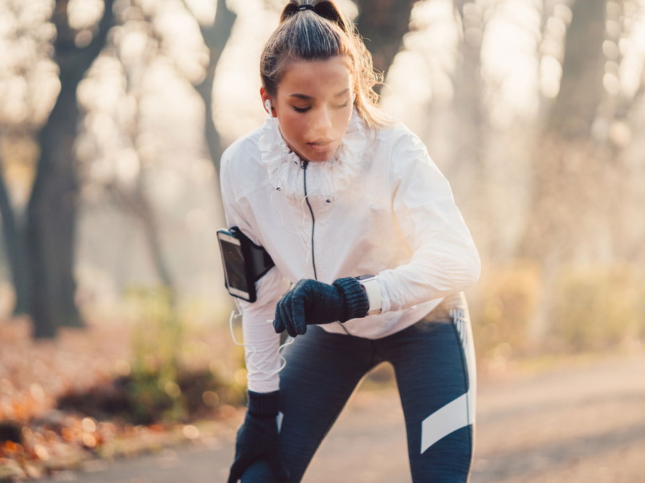 Frau beim Joggen draußen im Winter