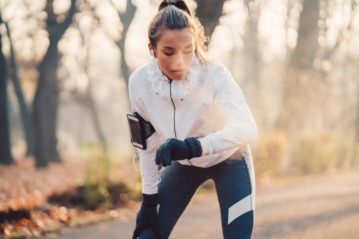 Frau beim Joggen draußen im Winter