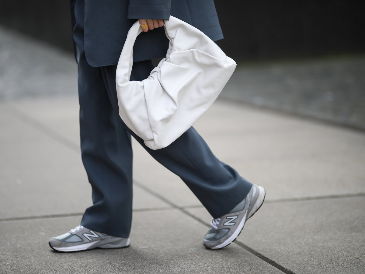 Weiße Handtasche Hobo Bag an Influencerin