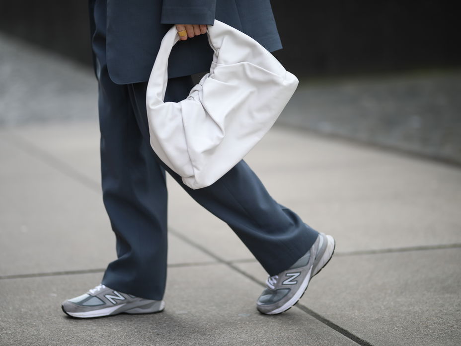 Weiße Handtasche Hobo Bag an Influencerin