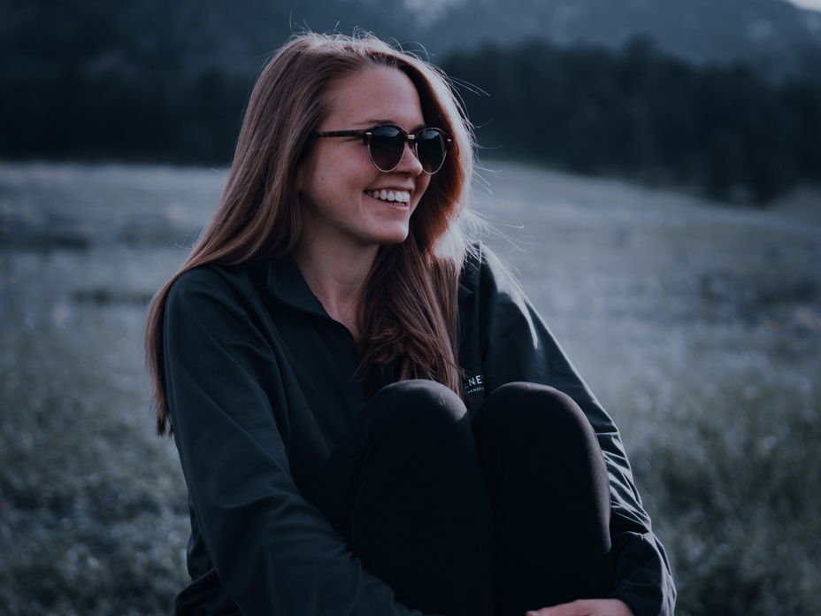 Frau mit Sonnenbrille lacht