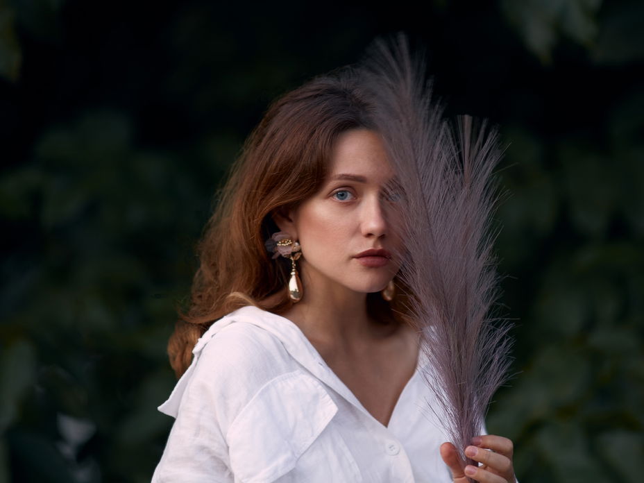 Horoskop: Frau mit Feder