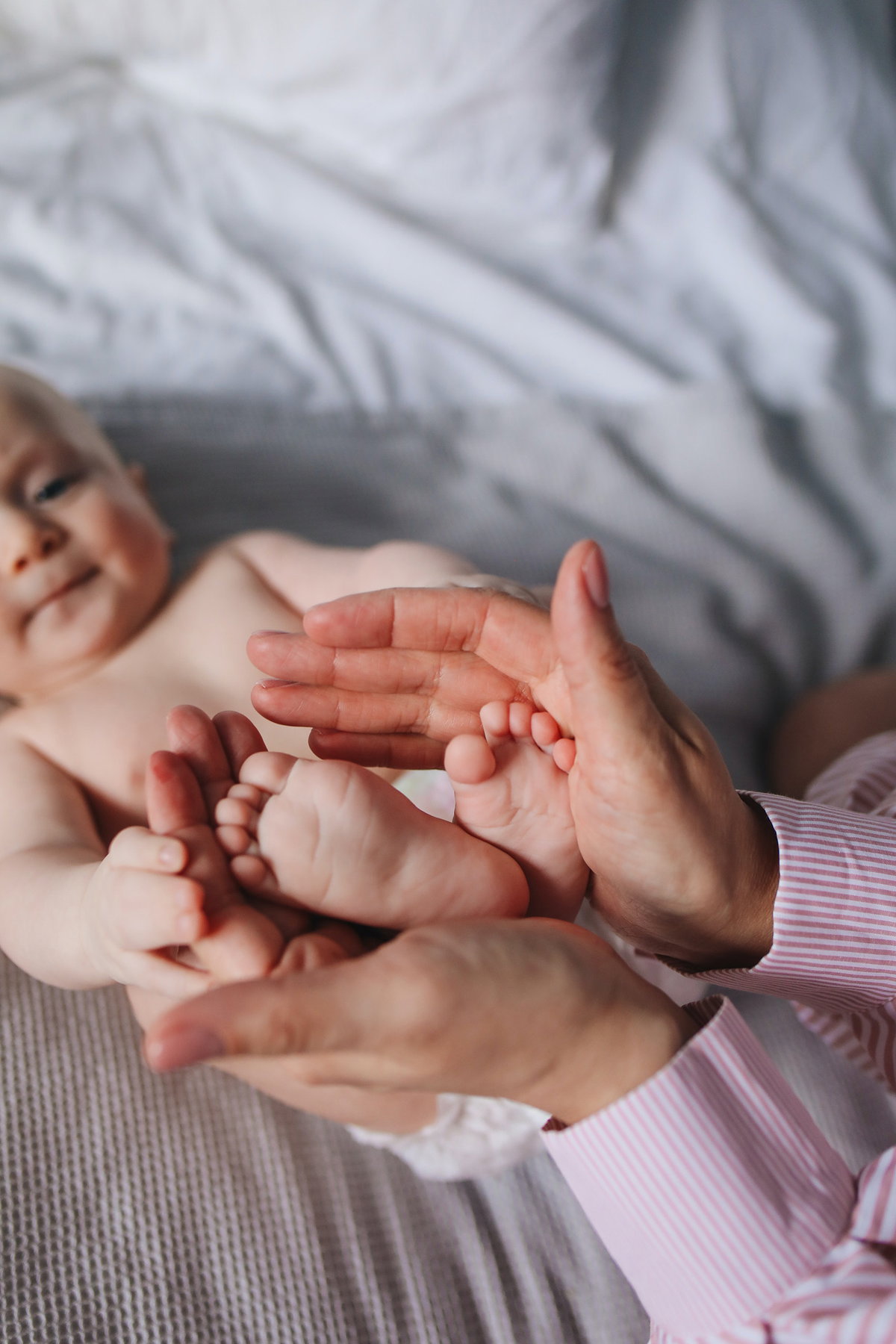 Frau haelt Babyfüße
