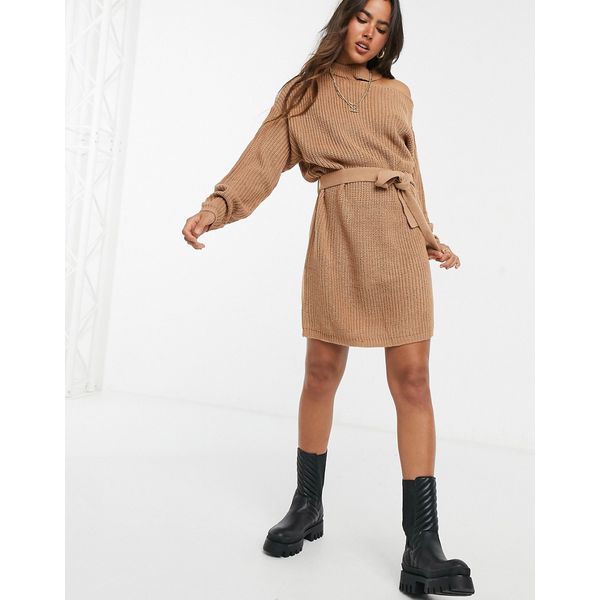 frau traegt camel strickkleid