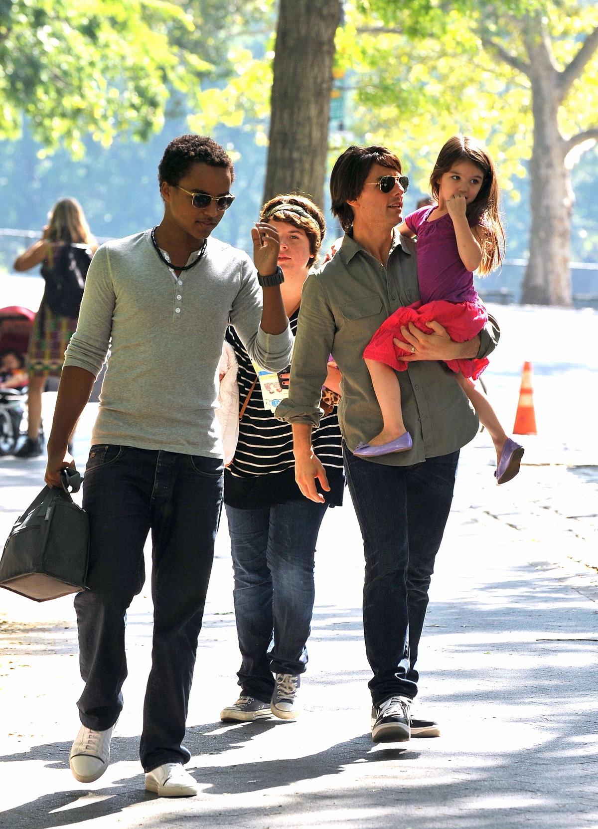 Hier ist Connor im Jahr 2010 zu sehen: Gemeinsam beim Spaziergang mit Vater Tom, sowie Isabella und Suri Cruise.