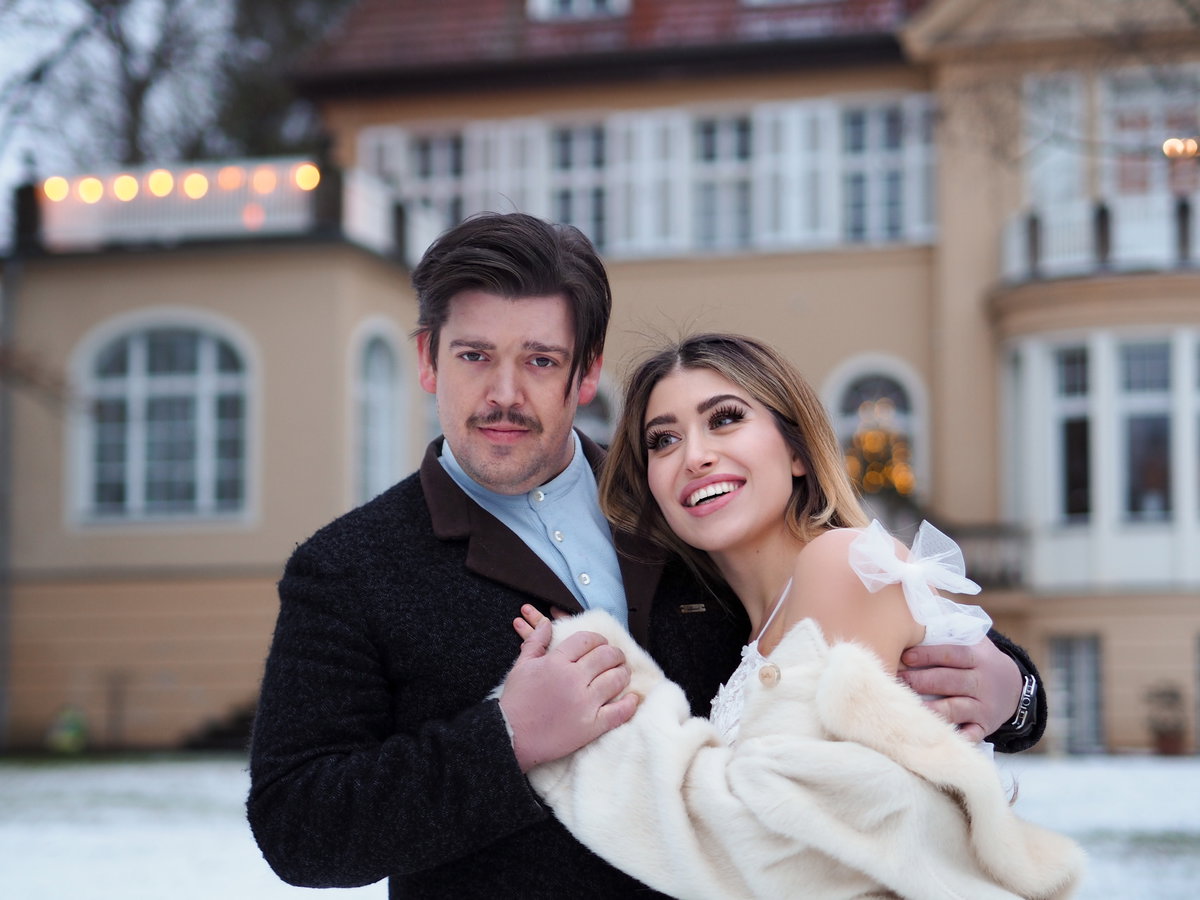 Diana June und ihr Ehemann David vor ihrem Haus in Berlin