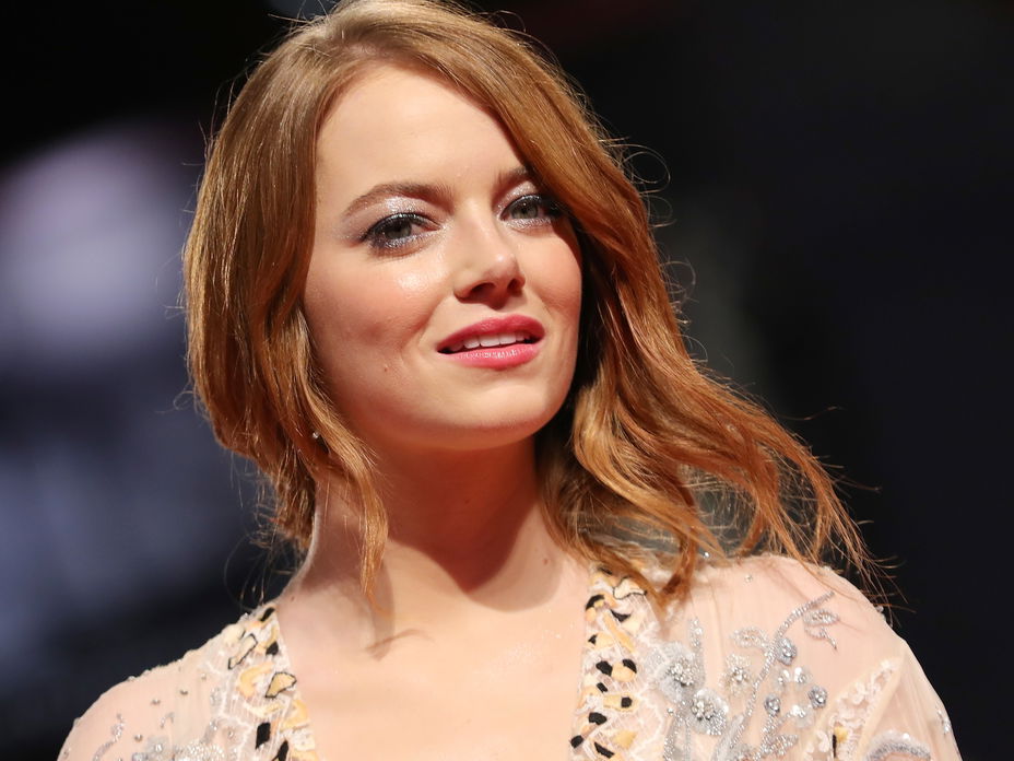 Emma Stone mit welligen Haaren