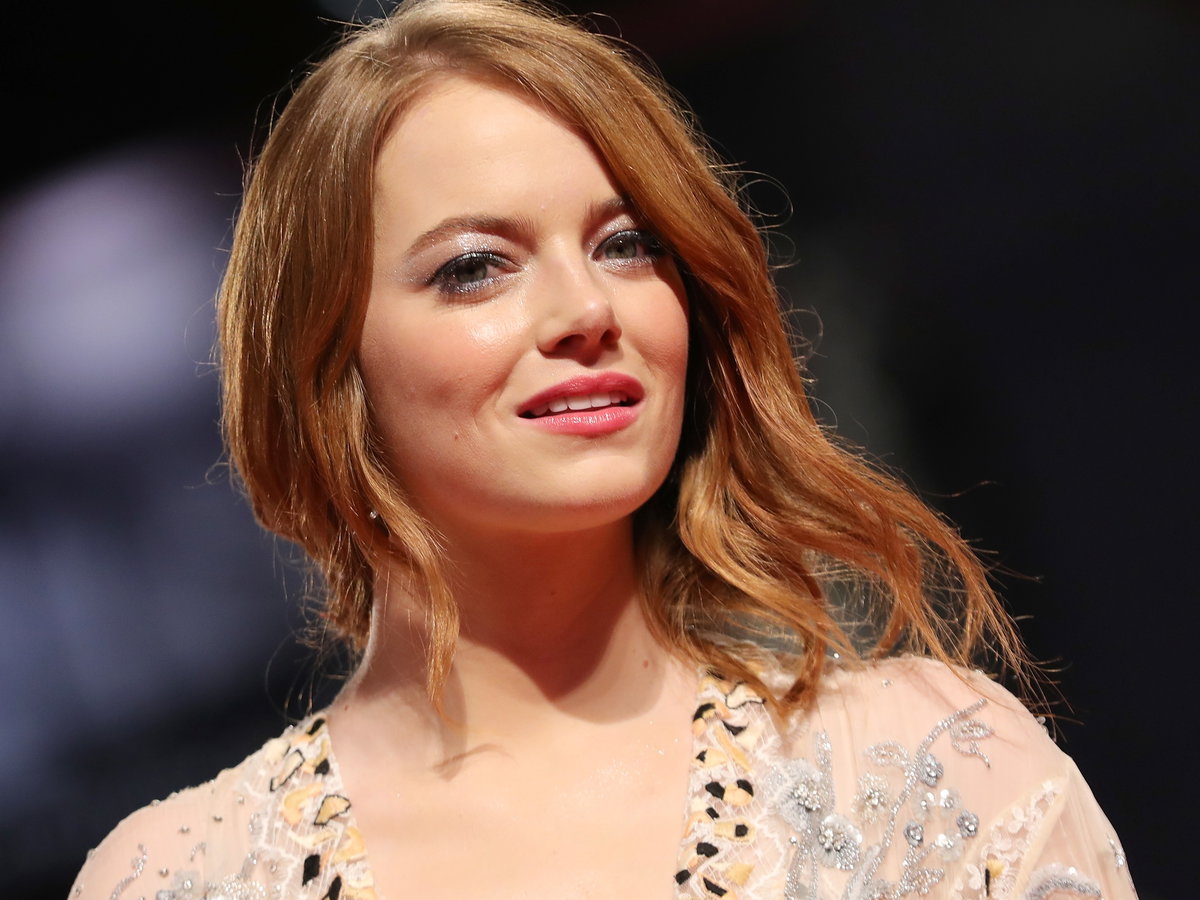 Emma Stone mit welligen Haaren