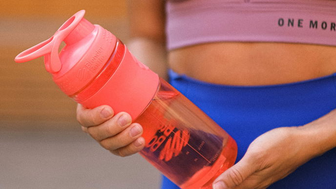 Home Workout mit Flaschen: So trainierst du effektiv von zu Hause aus