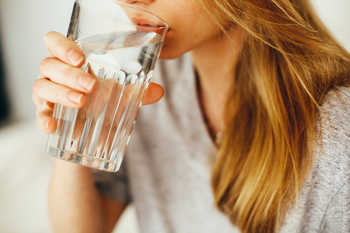 Frau trinkt Wasser