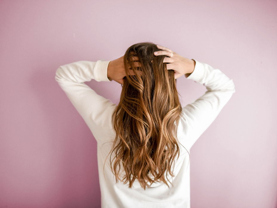 Frau faesst ihre Haare an