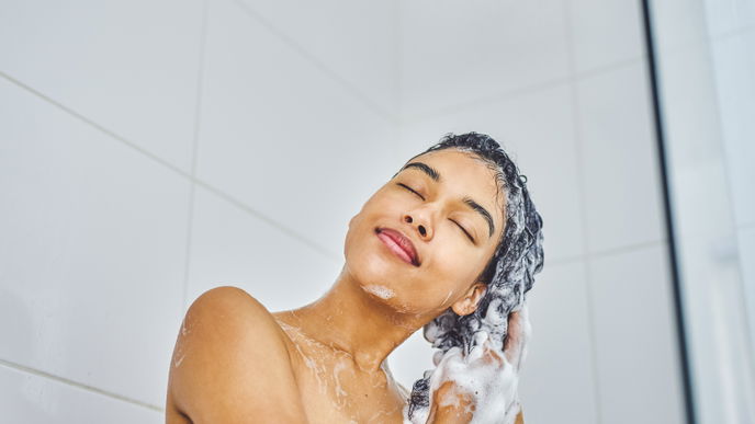 Haare waschen mit Natron: Welche Vor- und Nachteile gibt es?