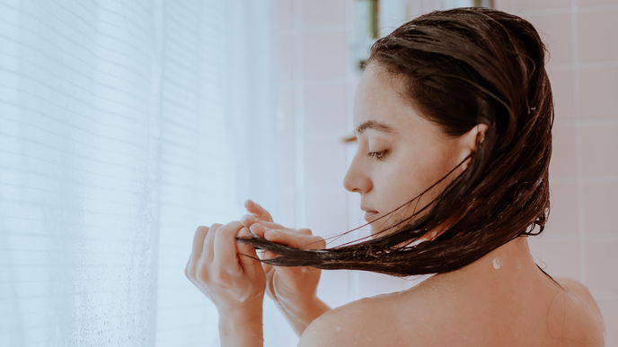 Haarspülung selber machen: Natürliche DIY Rezepte für schöne Haare
