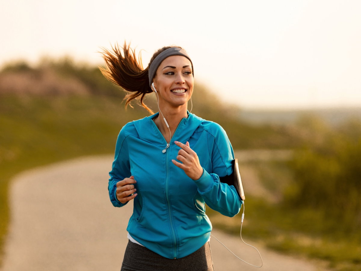 Frau beim Joggen draußen
