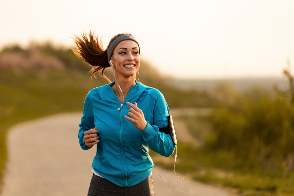 Frau beim Joggen draußen