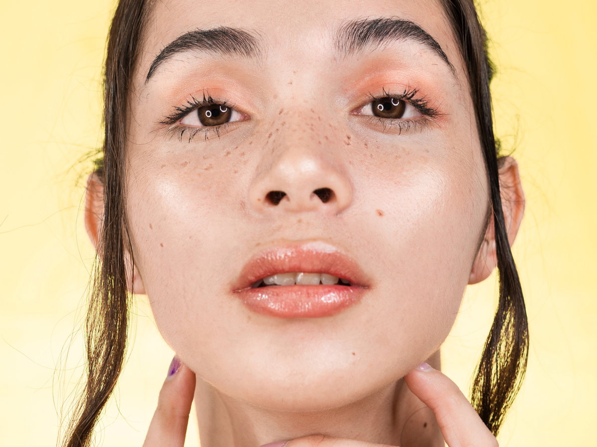 Beauty-Trend aus Korea: Frau mit braunen Haaren und strahlender Juice Skin