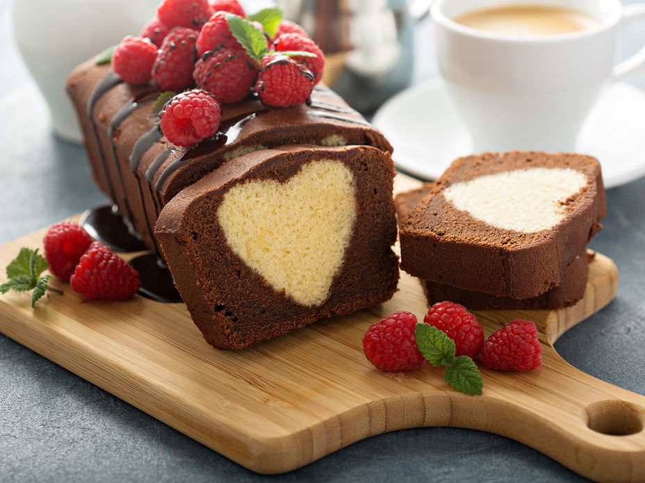 Schokoladenkuchen mit hellem Herz innen