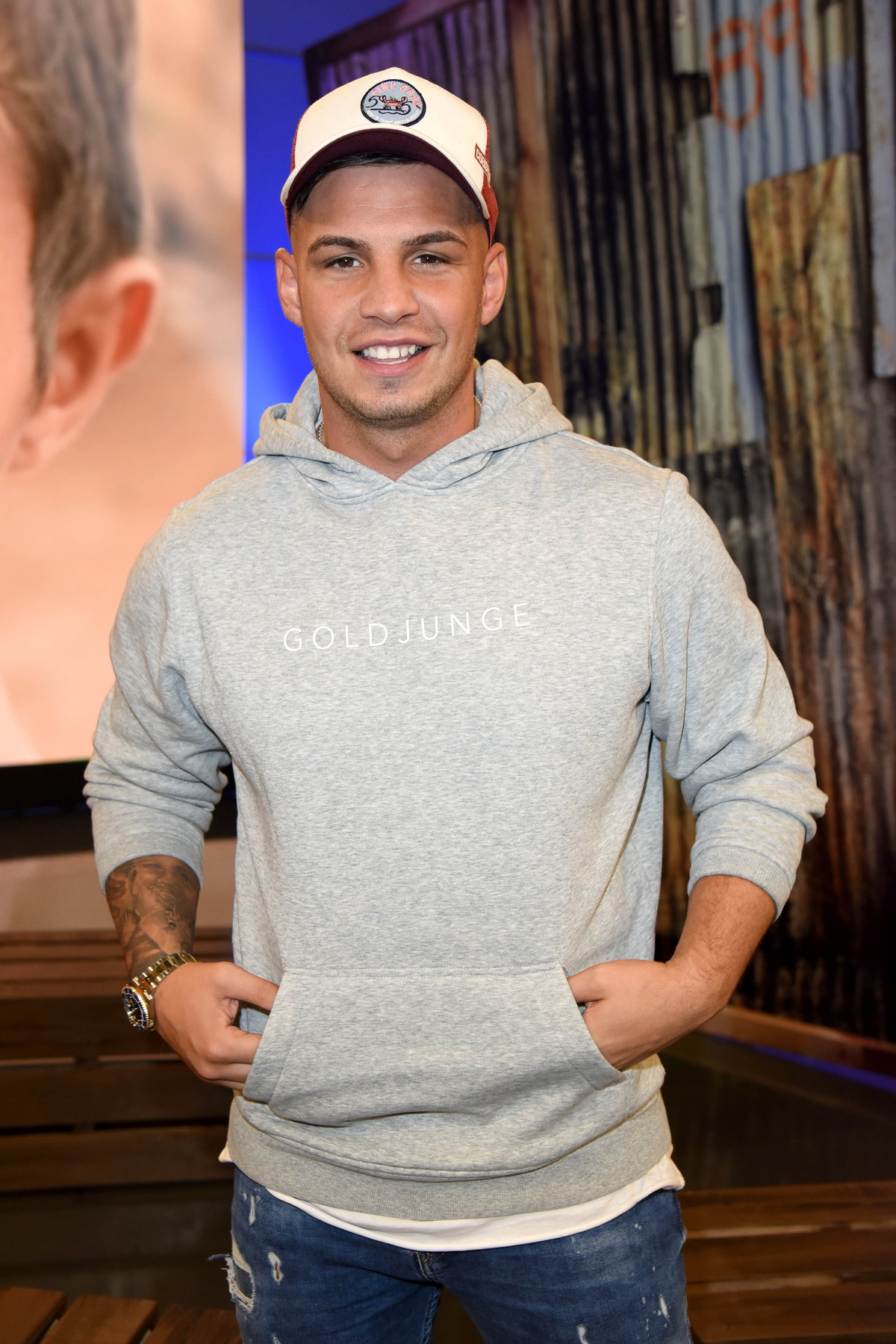 Pietro Lombardi grauer Pulli