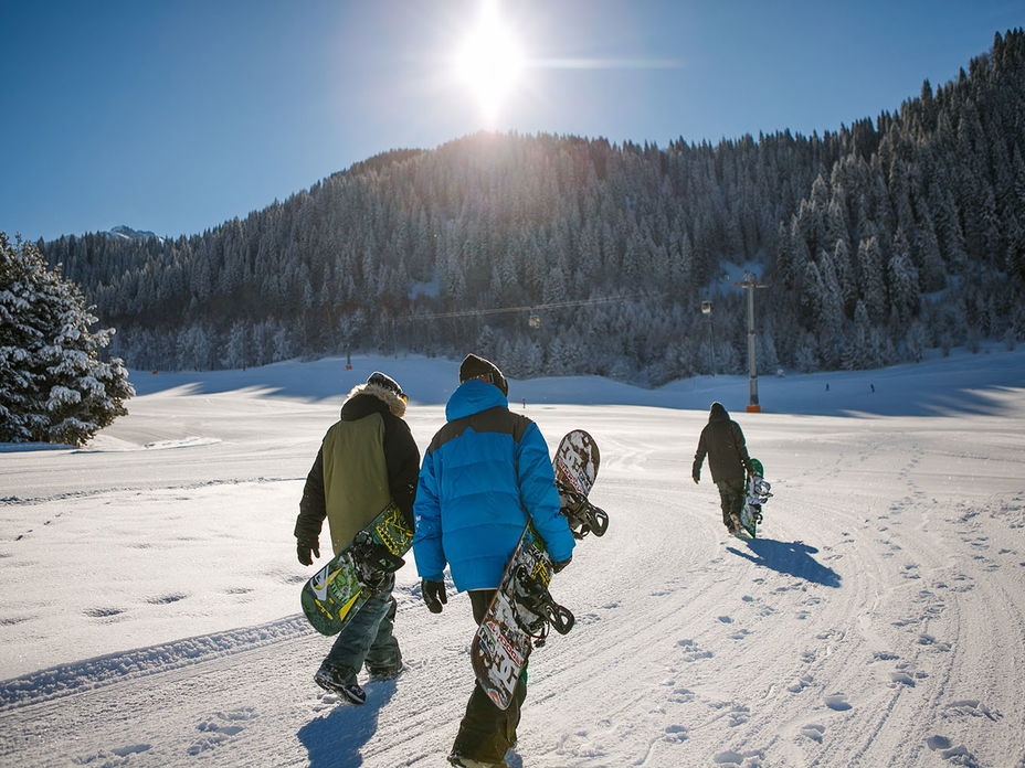 Drei Menschen im Schnee