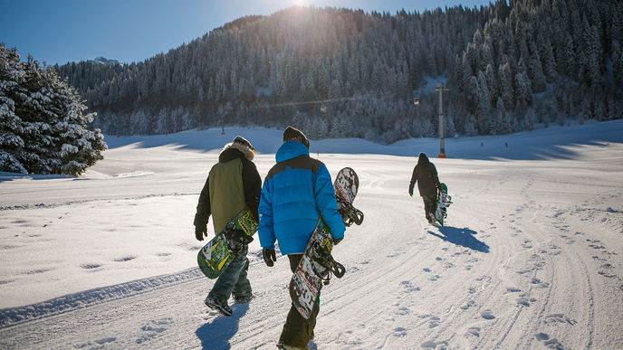 100 Feiernde – trotz Corona: Polizei löst illegale Ski-Faschingsparty auf