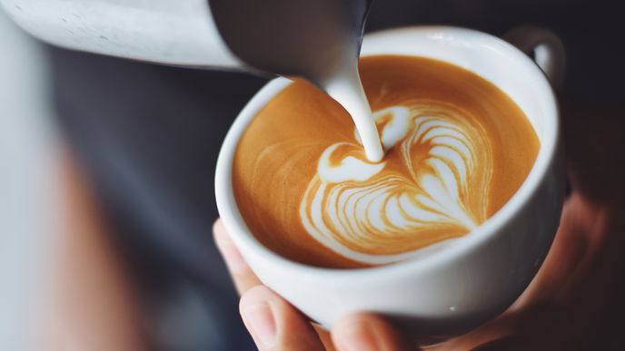 Milchschaum ohne Milchaufschäumer: So einfach geht's!