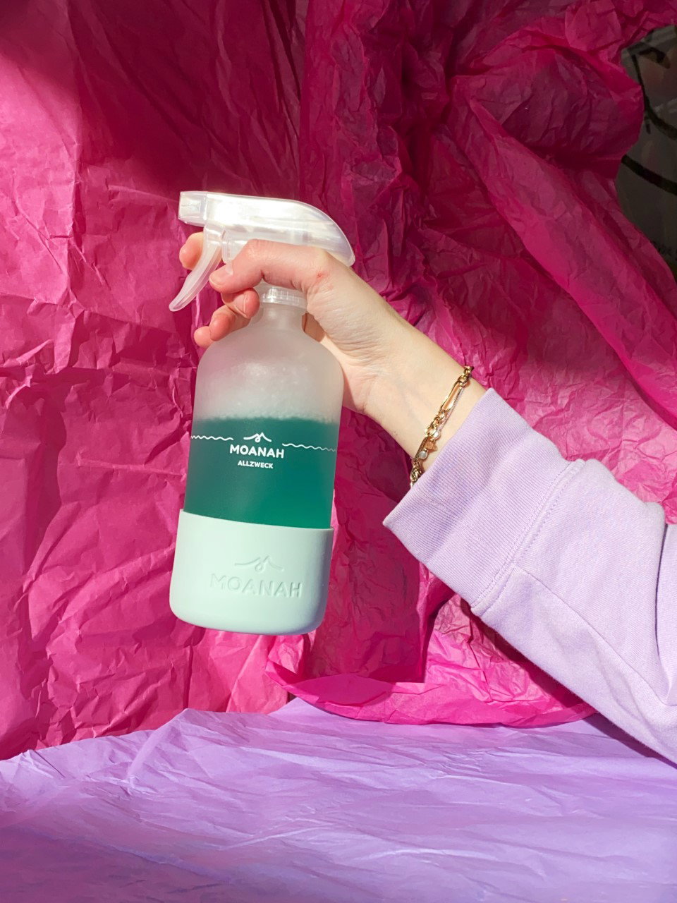 Die hübschen Glasflaschen, die recyclebar sind, haben einen Bruchschutz, der sie beim Runterfallen schützt.
