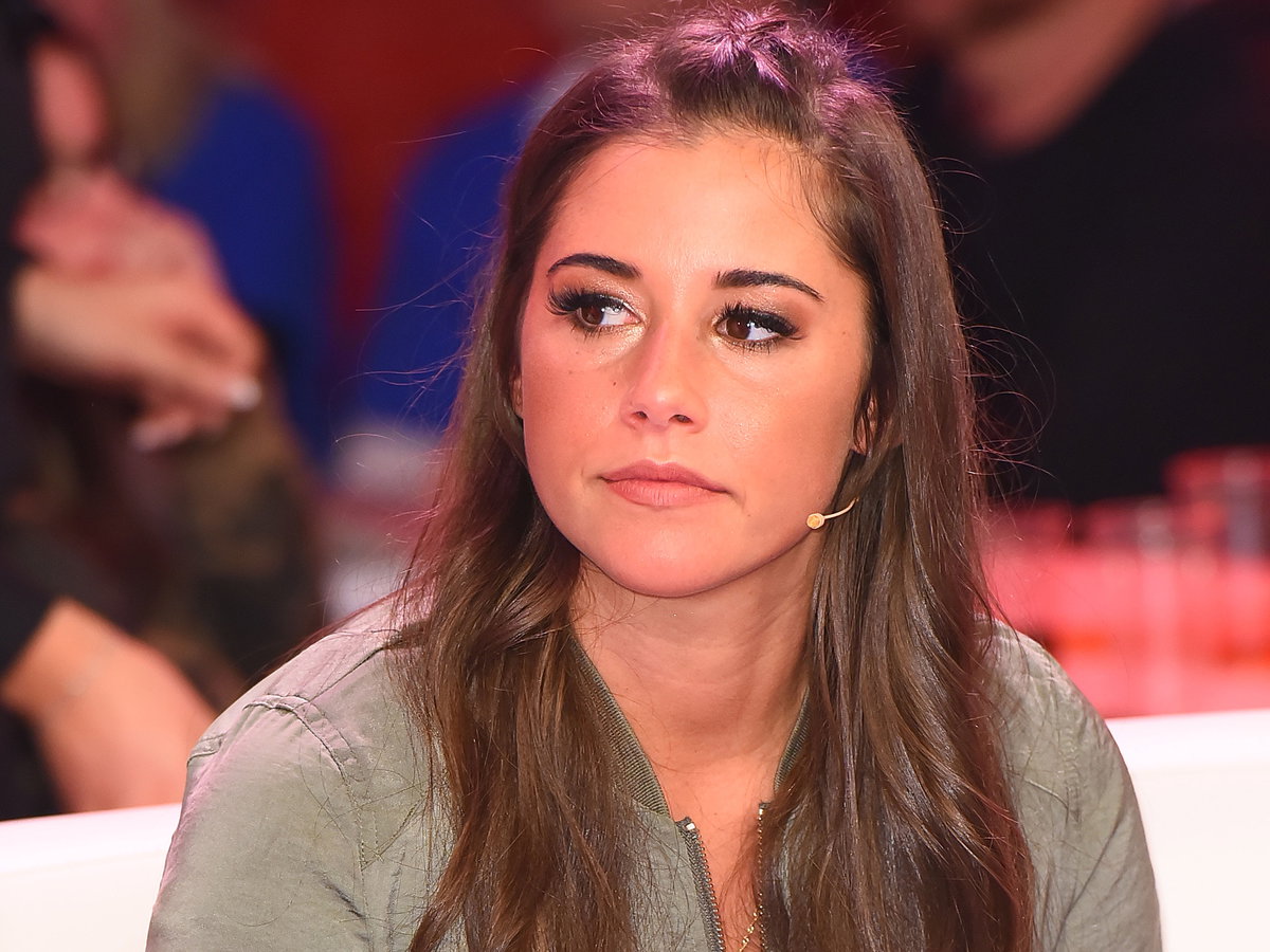 Sarah Lombardi guckt traurig
