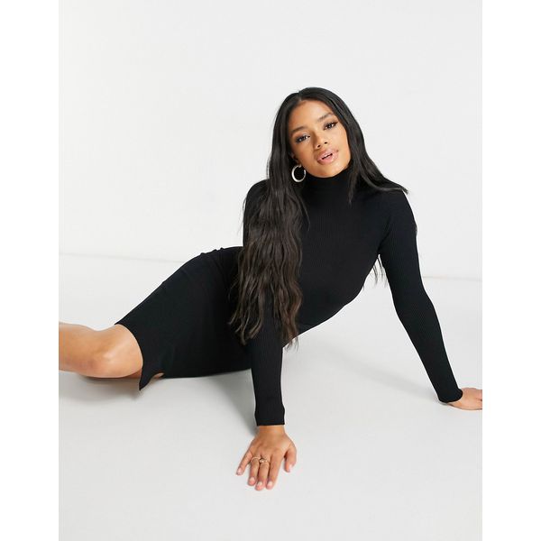 frau traget schwarzes strickkleid