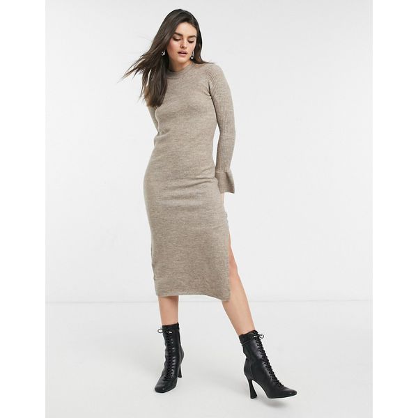 frau traegt taupe strickkleid