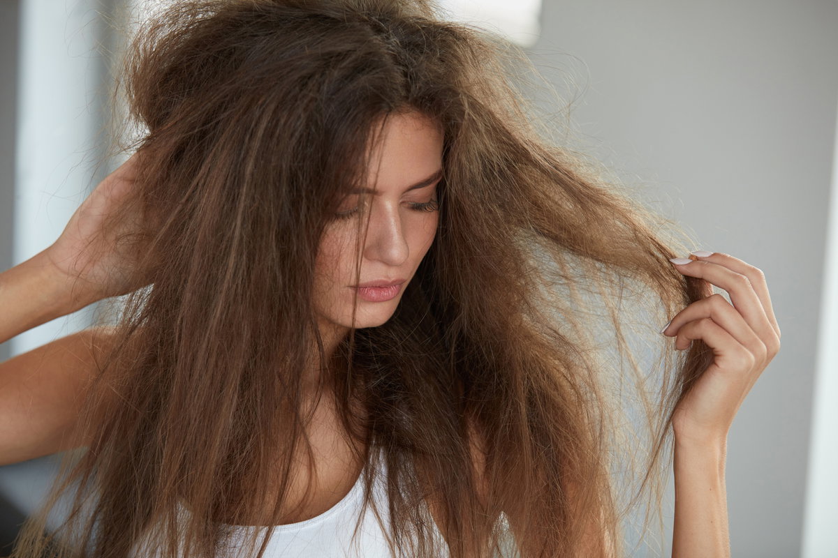 Verfilzte Haare: Frau mit verfilzten, braunen Haaren