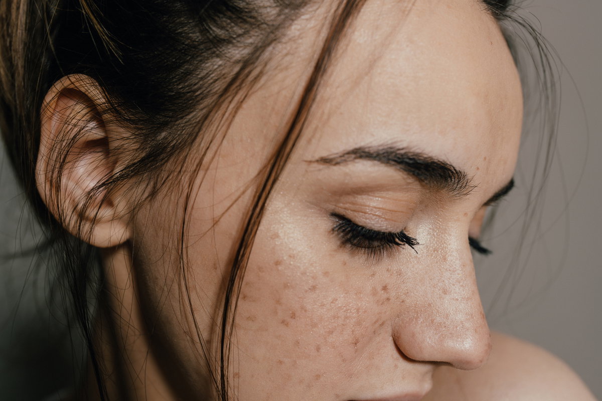 Wachsen Wimpern nach: Frau mit Sommersprossen und braunen Haaren