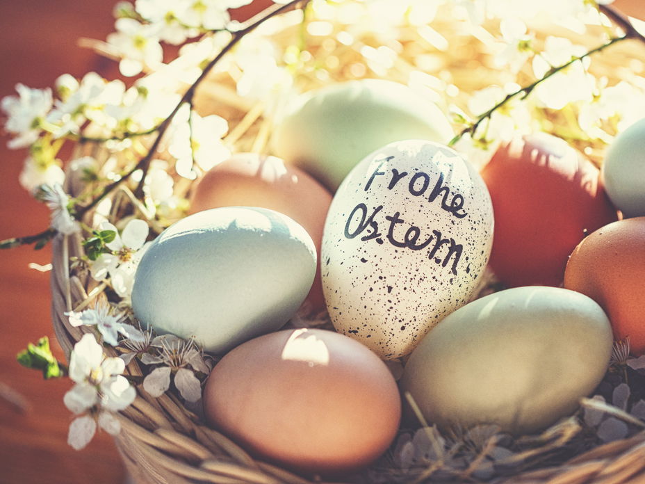 Wann ist Ostern? Osterkörbchen mit bunten Ostereiern